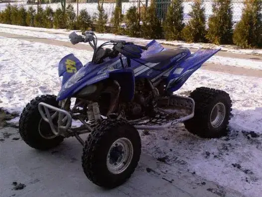 Yamaha YFZ 450 ile ma koni – moc silnika i specyfikacja quada