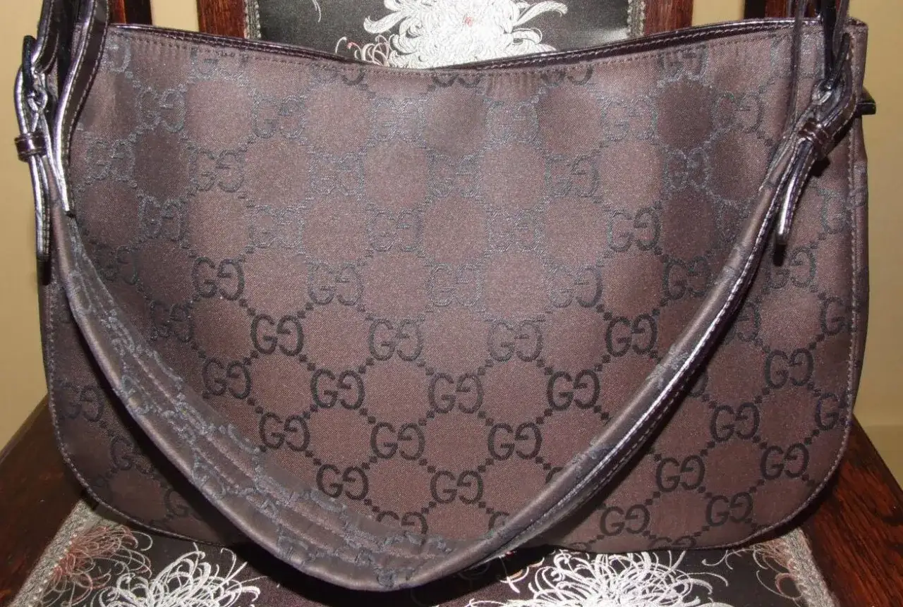 Brązowa torebka Gucci vintage z monogramem GG. Klasyczny dodatek, który nigdy nie wychodzi z mody.
