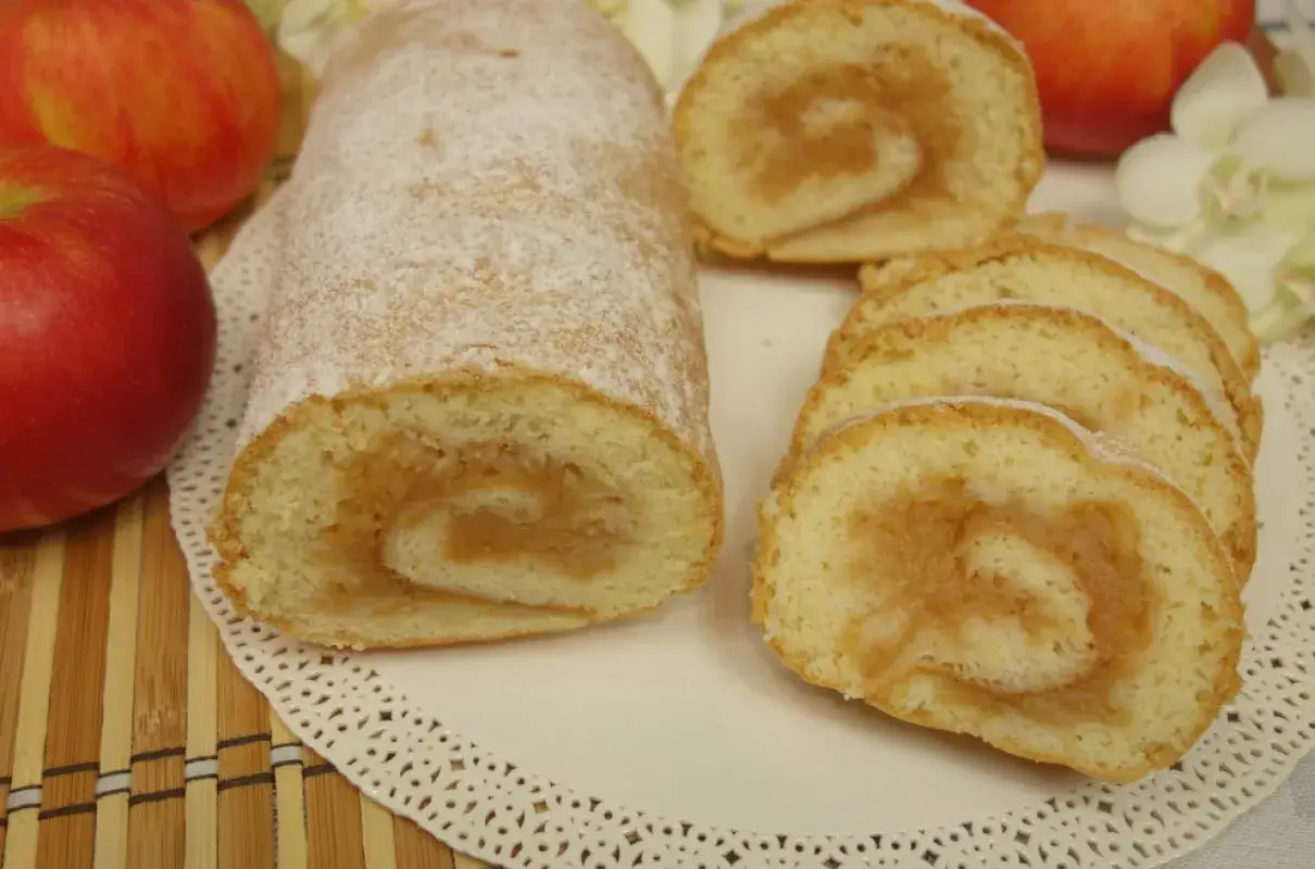 Rolada z jabłkami i galaretką – lekki deser na lato, idealny na upały