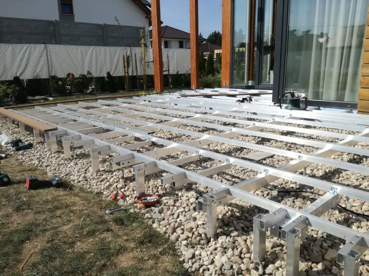 Idealne odstępy legarów na taras – uniknij błędów w budowie