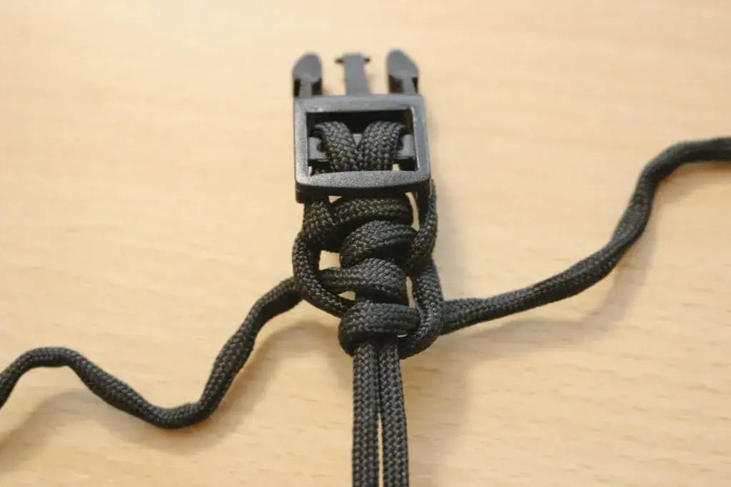 Jak zrobić bransoletki z paracordu – proste kroki dla każdego