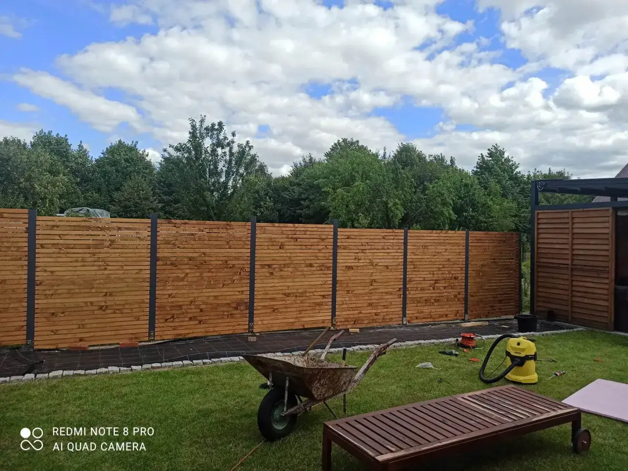 Jak skutecznie pomalować płot lamelowy i uniknąć błędów malarskich