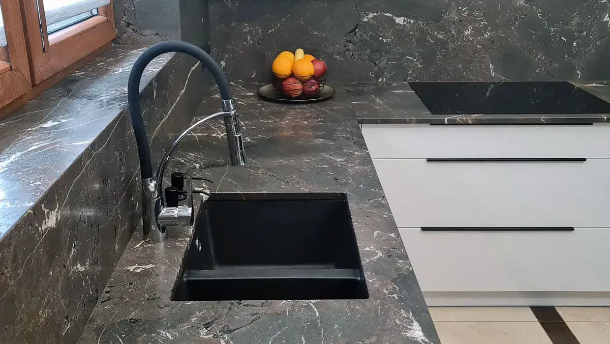 Granit czy konglomerat? Co wybrać na blat, parapet, schody?