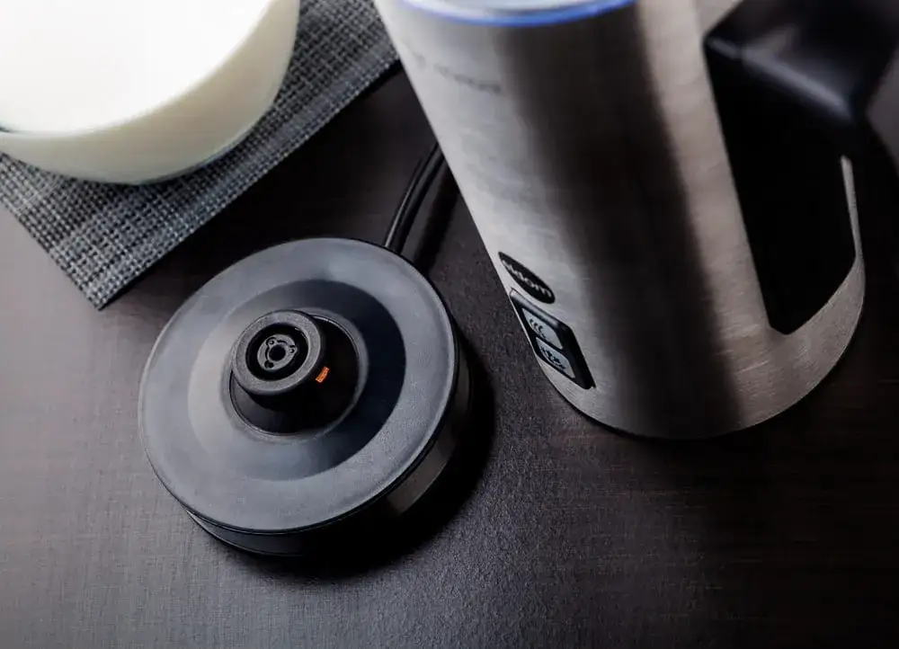 Jak skutecznie czyścić spieniacz do mleka, aby uniknąć uszkodzeń?