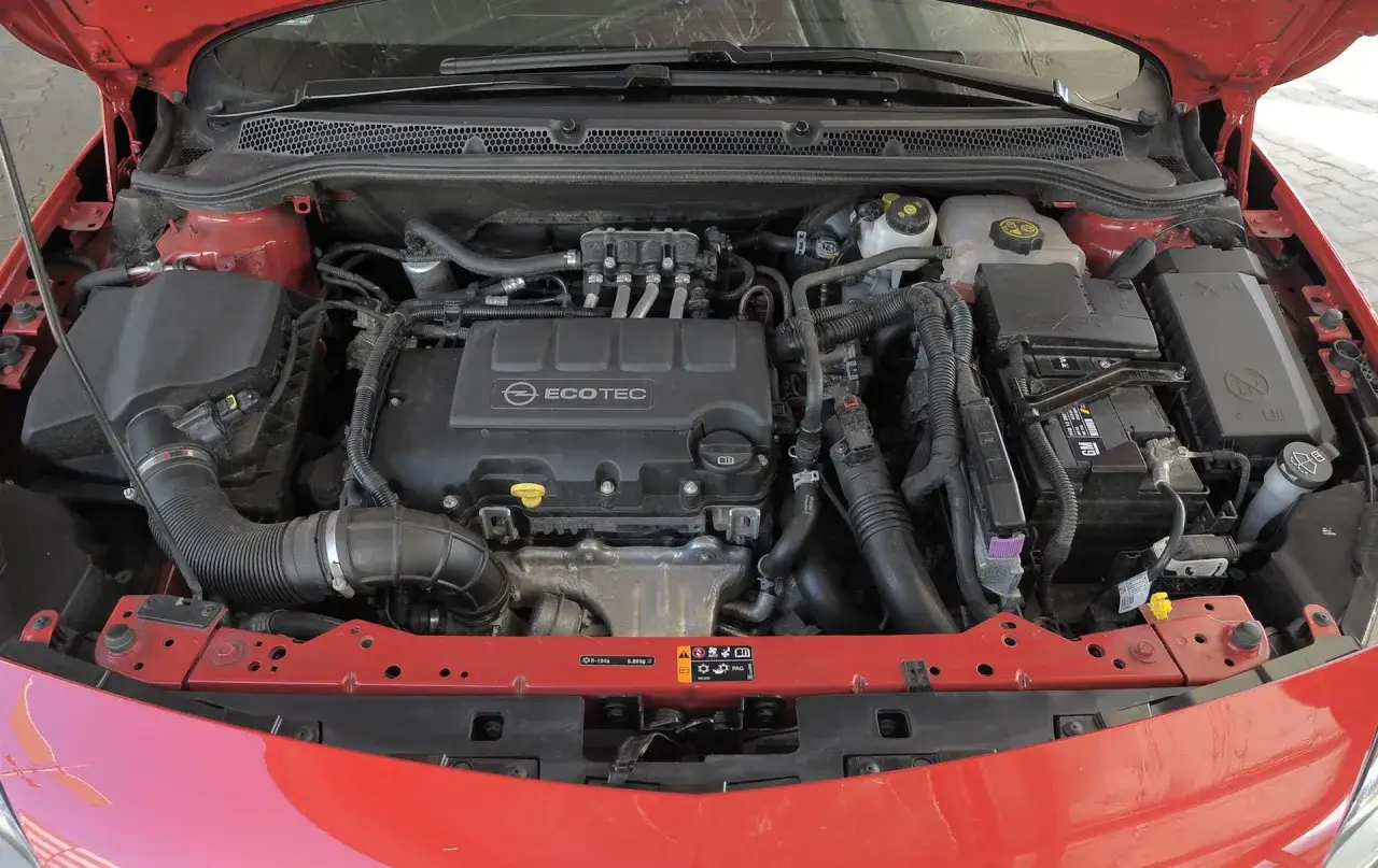 Które silniki Opla mają hydrauliczną regulację zaworów i jak je serwisować?