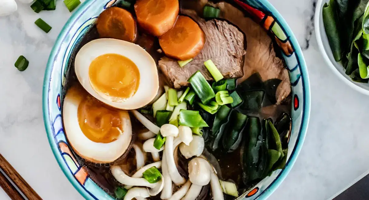 Jak zrobić zupę ramen w domu - proste przepisy i porady