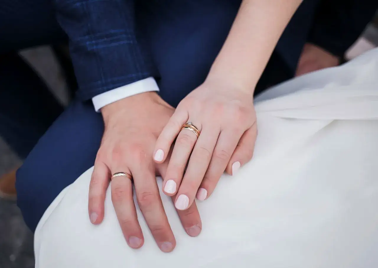 Na który palec zakłada się obrączkę? Tradycje i znaczenie wyboru