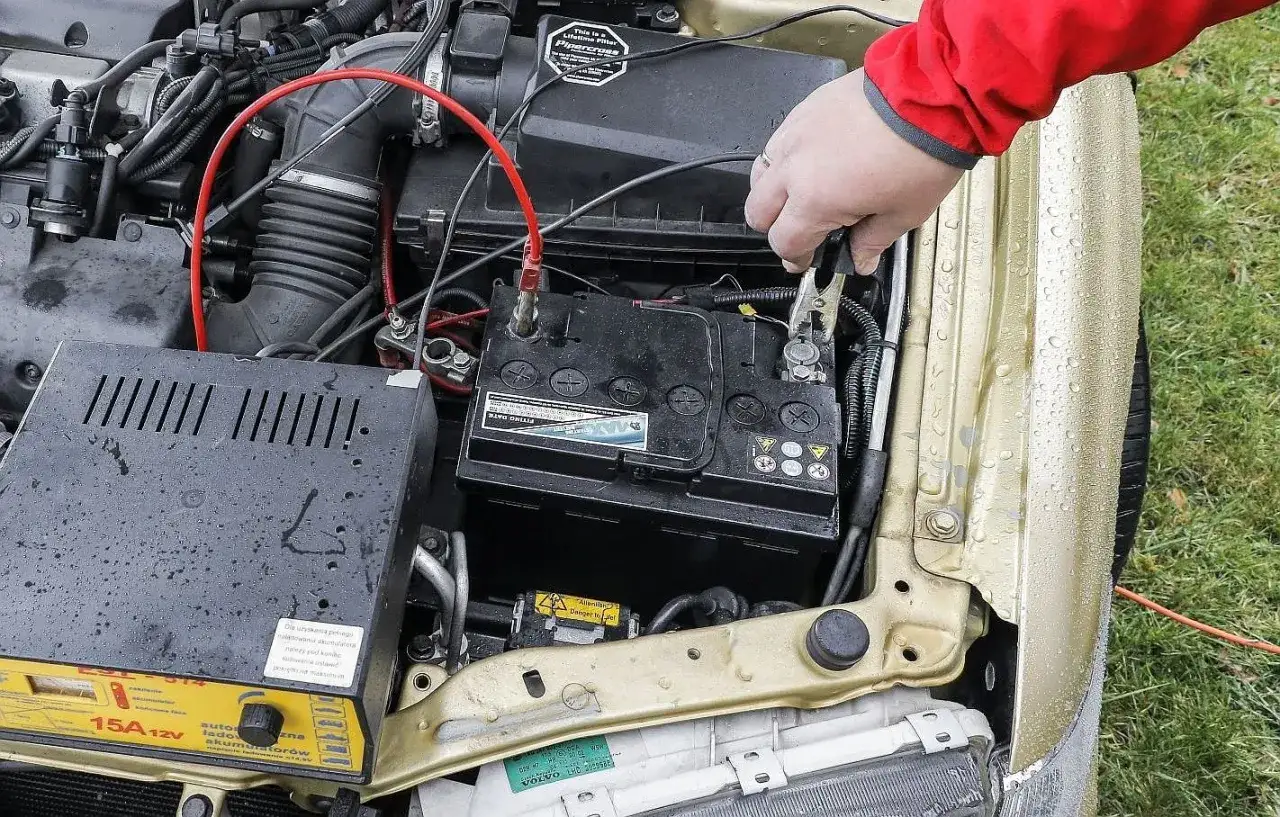 Jak podłączyć prostownik do ciężarówki bez ryzyka uszkodzenia akumulatora