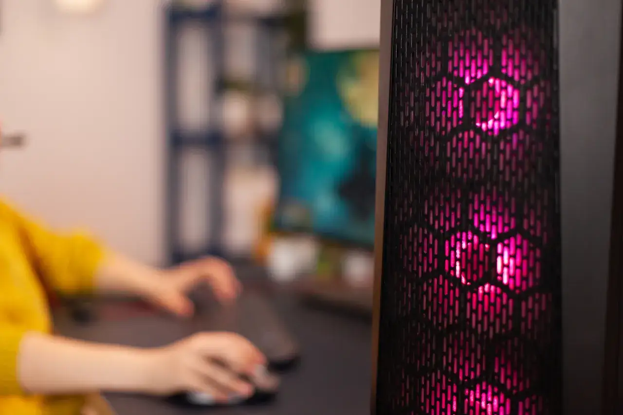 Wyciszona obudowa Midi Tower: Sekret cichego PC dla webdesignera