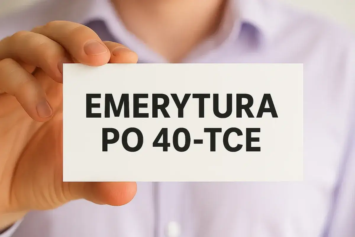 Karta z napisem "EMERYTURA PO 40-TCE". Zastanawiasz się, dla kogo wcześniejsza emerytura?