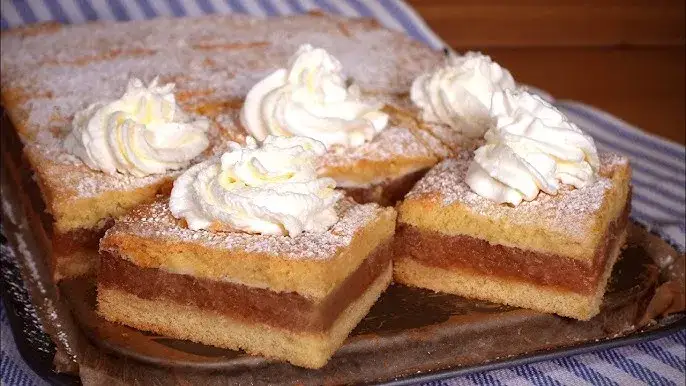 Ile podpiec spód do szarlotki, aby uniknąć mokrego ciasta?