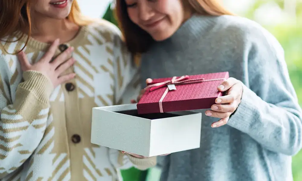 Co na prezent dla siostry? Oryginalne pomysły, które ją zachwycą