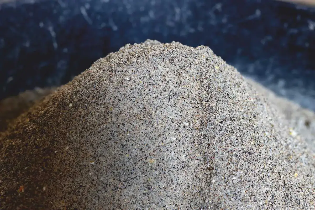 Stos zanęty wędkarskiej w zbliżeniu.