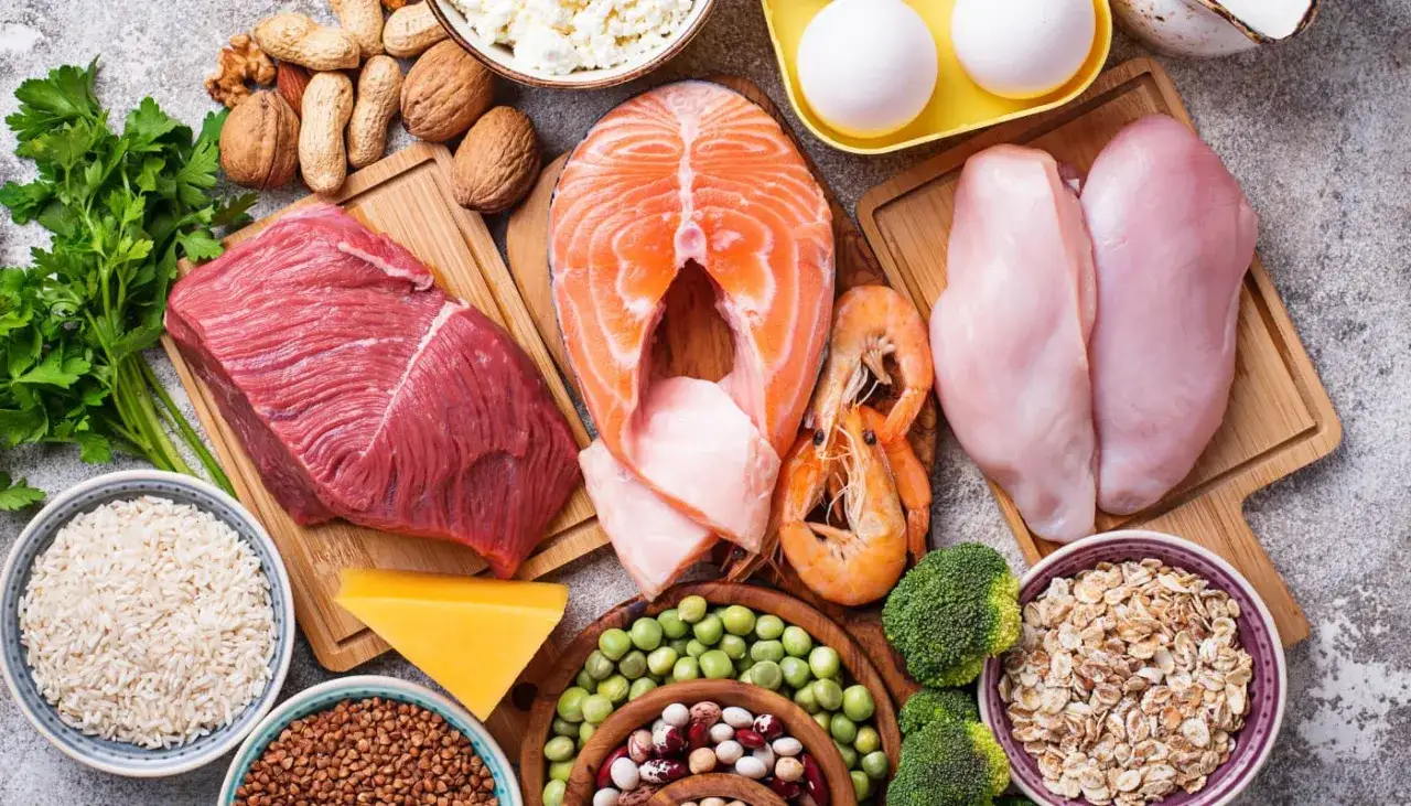 Mięso, ryba, kurczak, krewetki, jajka, nabiał, orzechy, fasola, groch, ryż, kasza, płatki owsiane – wszystko, co ma dużo białka.
