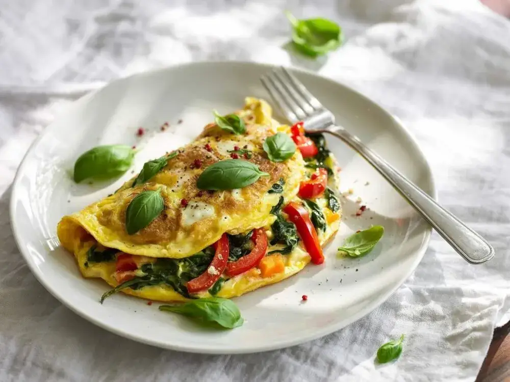Puszysty i dietetyczny omlet z warzywami: przepis krok po kroku
