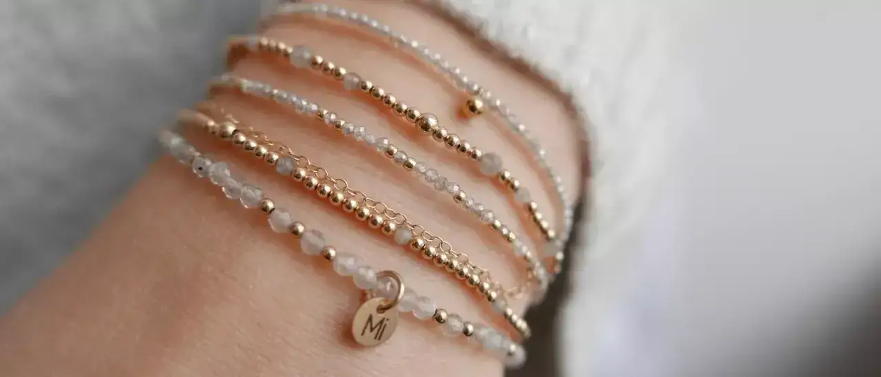 Kolory bransoletek znaczenie: jak wybór koloru wpływa na emocje