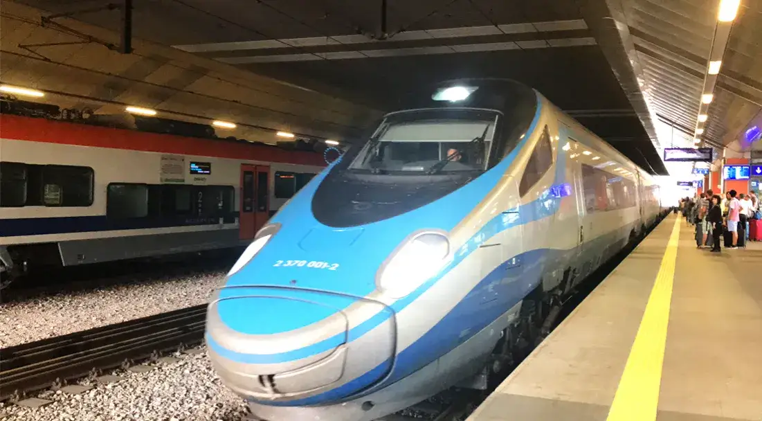 Jak się dodzwonić na informację PKP i uniknąć problemów z podróżą