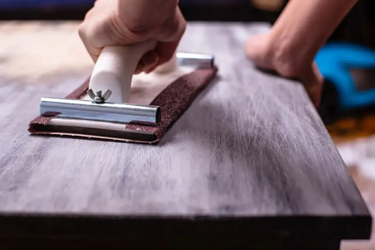 Jak odnowić stół ze sklejki? Przewodnik DIY, uniknij błędów!