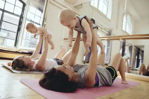 Kiedy zacząć ćwiczenia po porodzie? Bezpieczne opcje dla mam