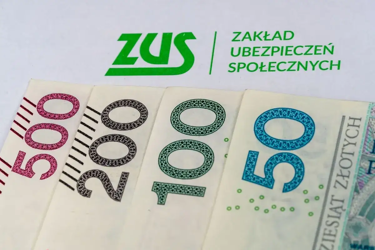 Logo ZUS i banknoty 500, 200, 100, 50 zł.
