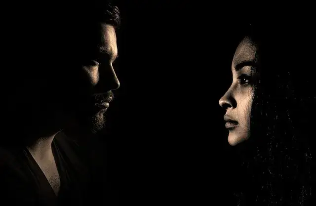 Jakie sygnały wysyła facet, gdy jest zainteresowany kobietą? Sprawdź to!