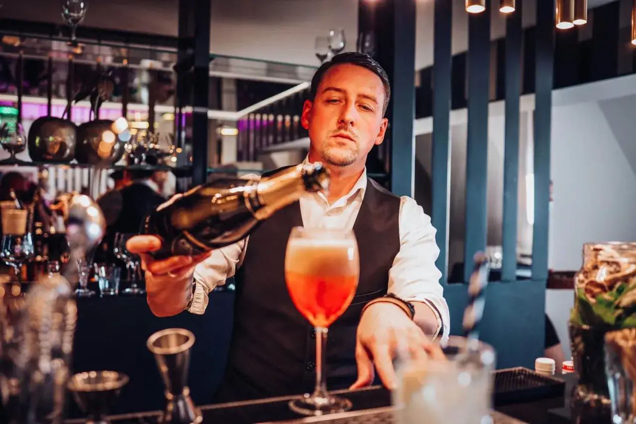 Ile kosztuje barman na wesele? Ceny i koszty obsługi 2024