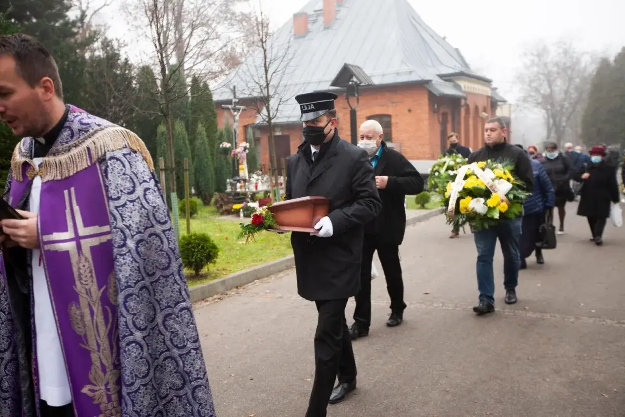 Pogrzeby w Polsce: W które dni są niemożliwe? Sprawdź, zanim zaplanujesz!