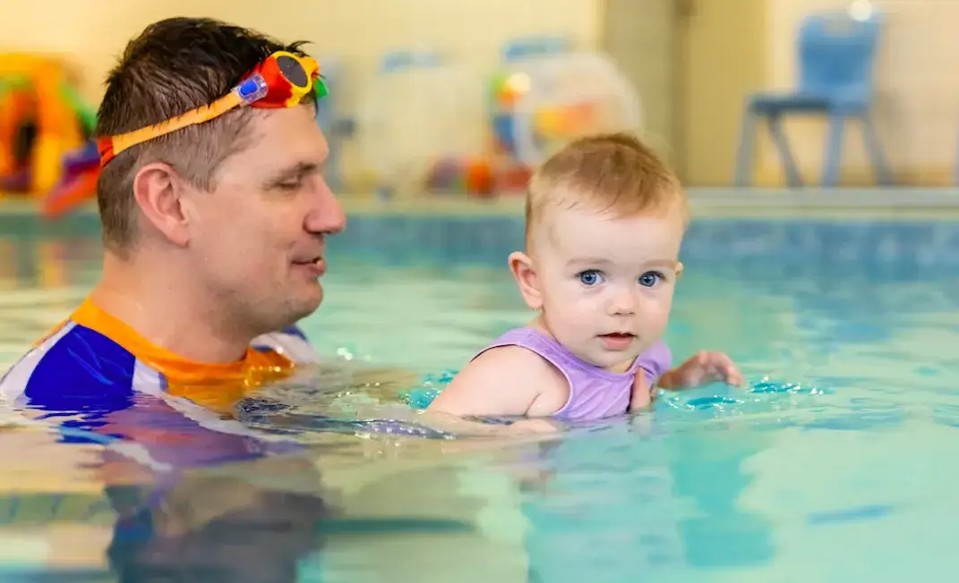 Zajęcia z pływania dla niemowląt - bezpieczeństwo i radość w wodzie