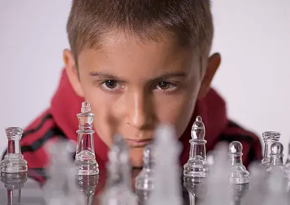 Jak ćwiczyć koncentrację u dziecka? Skuteczne metody szachowe