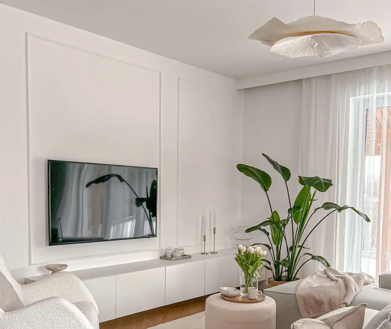 Karnisz sufitowy czy ścienny? Wybierz idealny dla Twojego wnętrza!