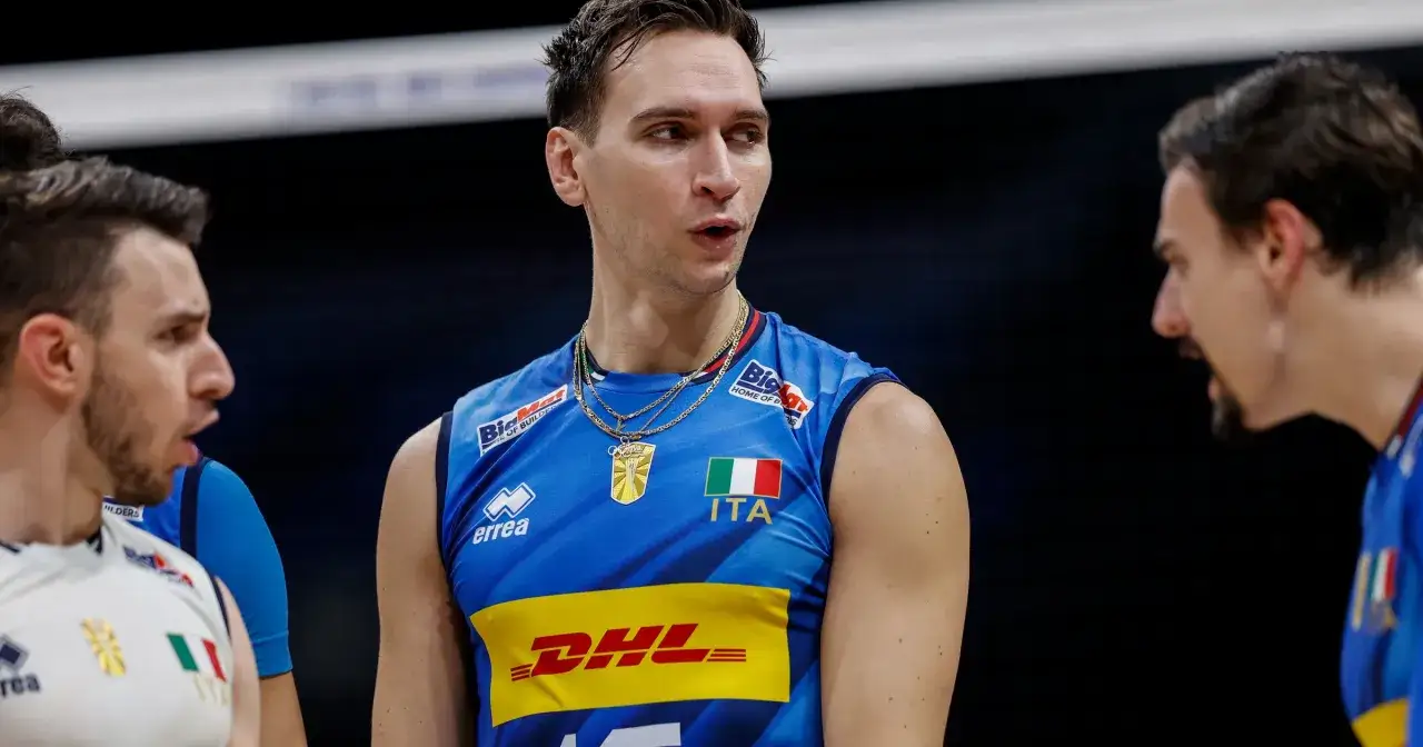 Siatkarze reprezentacji Włoch w niebieskich strojach, z flagą Włoch na koszulkach. Czekają na wyniki mistrzostwa świata siatkarzy tabela.