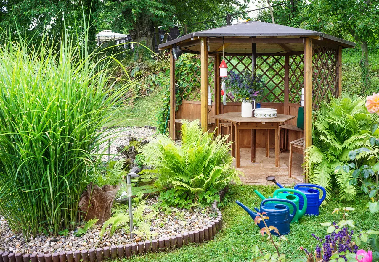 Urocze altany jak z bajki, otoczone bujną zielenią, paprociami i kolorowymi konewkami. Idealne miejsce na relaks.