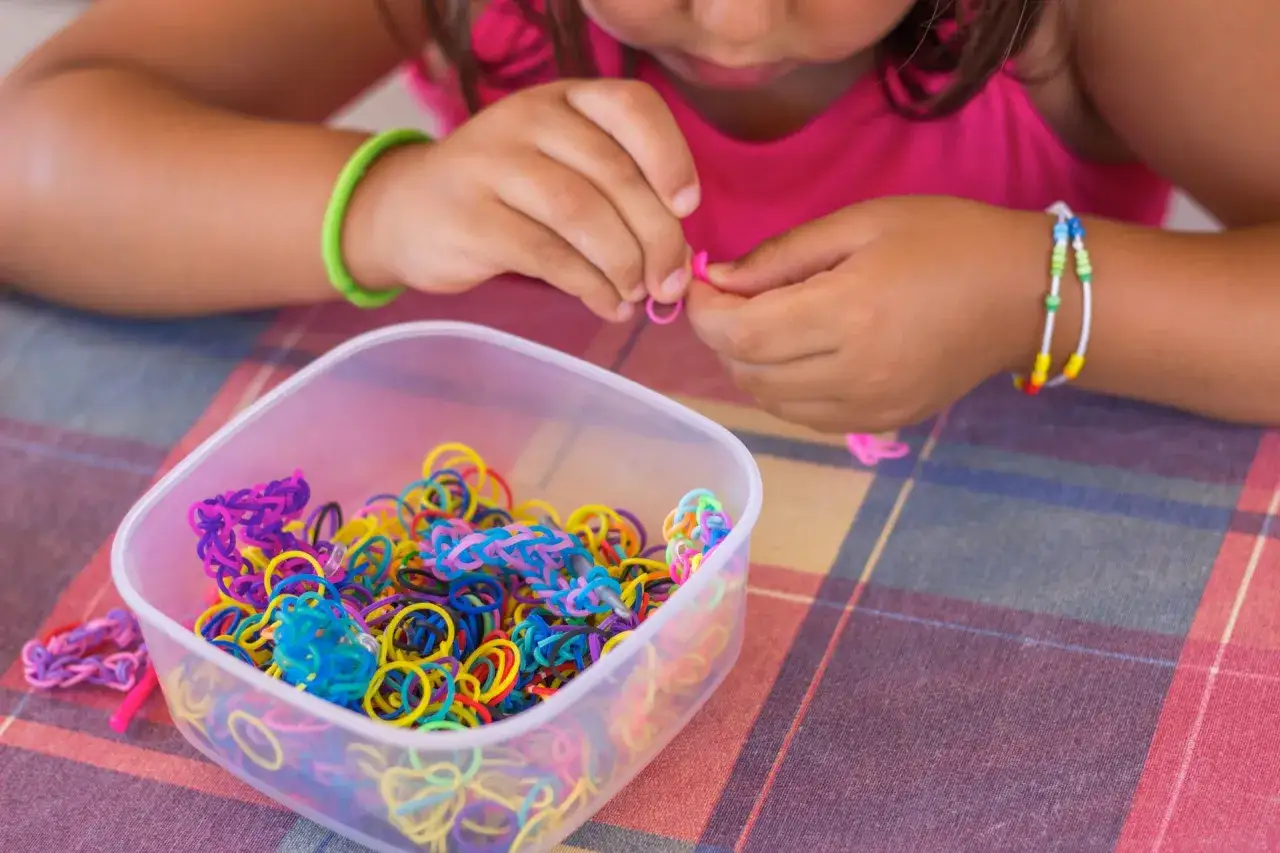 Czy bransoletki z gumek są rakotwórcze? Sprawdź, co mówią badania