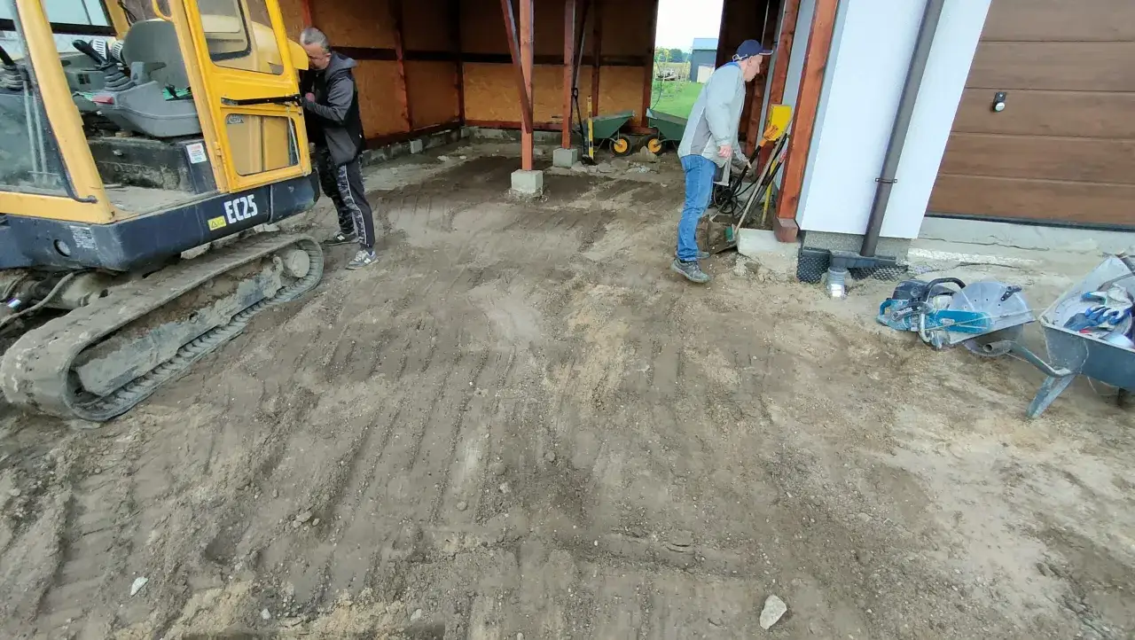 Piasek czy żwir pod kostkę? Wybierz dobrze i śpij spokojnie!