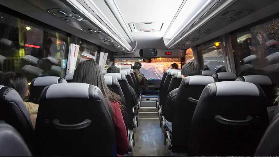 Ile miejsc siedzących ma autokar? Kluczowe różnice między modelami