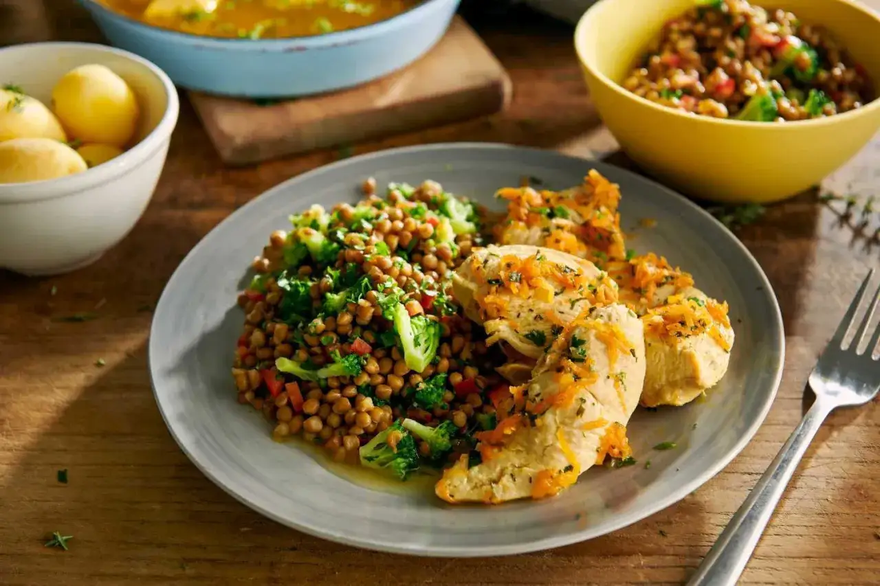 Co zrobić z gotowanego kurczaka z rosołu? 8 kreatywnych pomysłów na dania