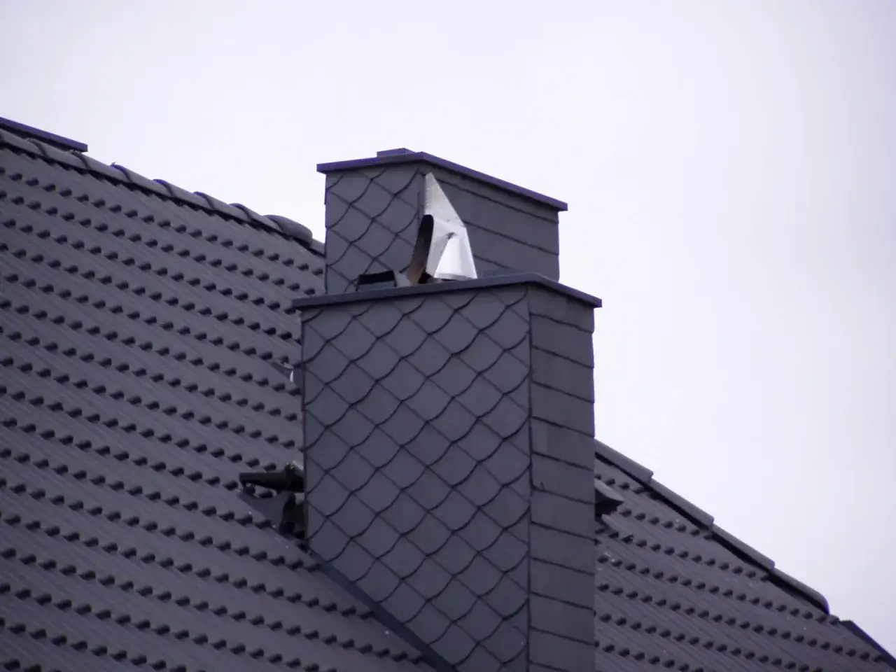 Jaką nasadę na komin wentylacyjny wybrać, aby uniknąć problemów?