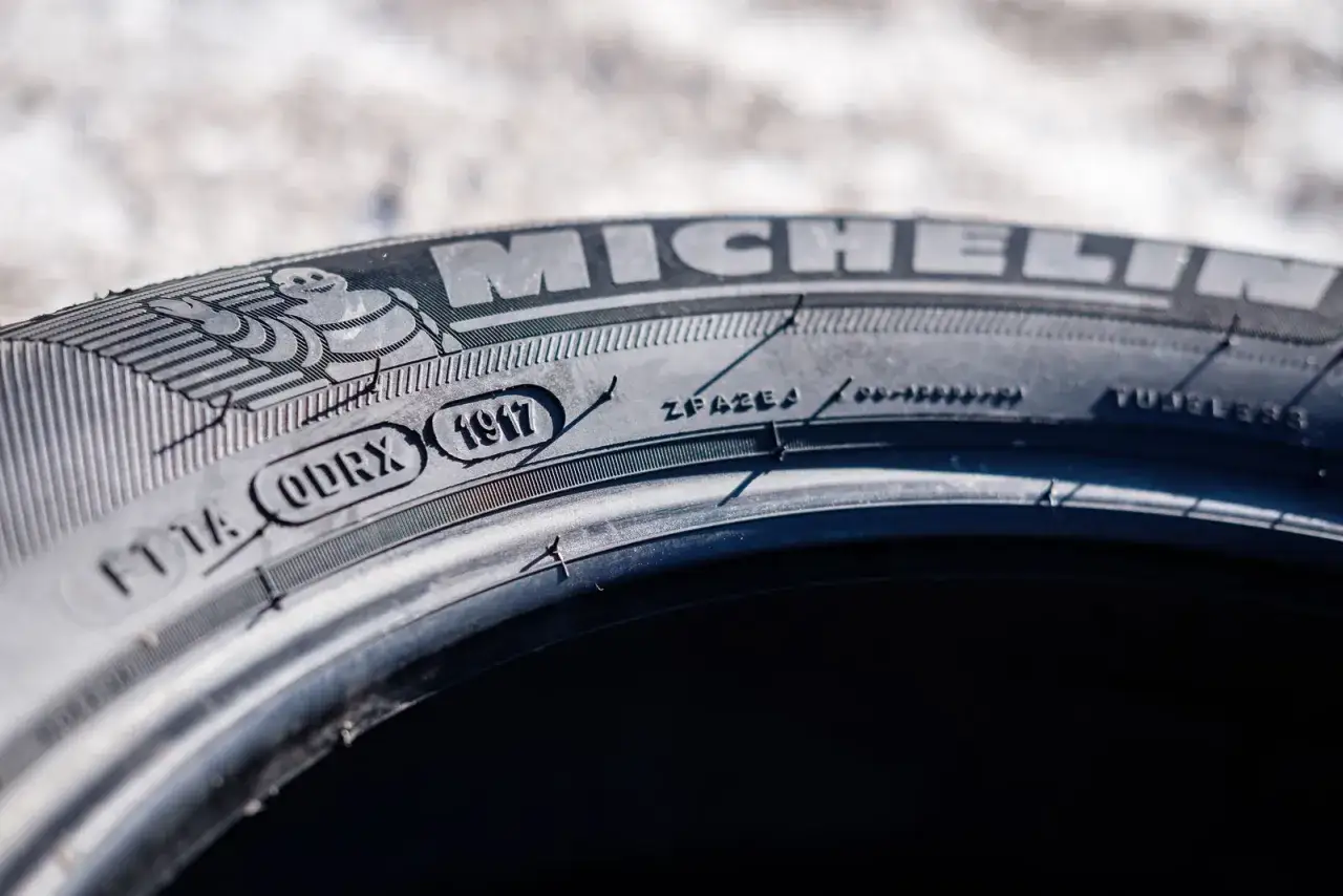 Fragment opony Michelin z widocznym kodem DOT 1917.