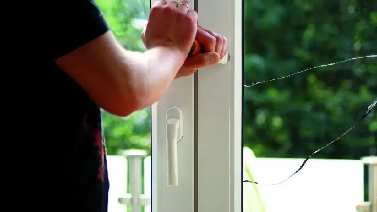 Jak wyjąć szybę z okna drewnianego - uniknij najczęstszych błędów