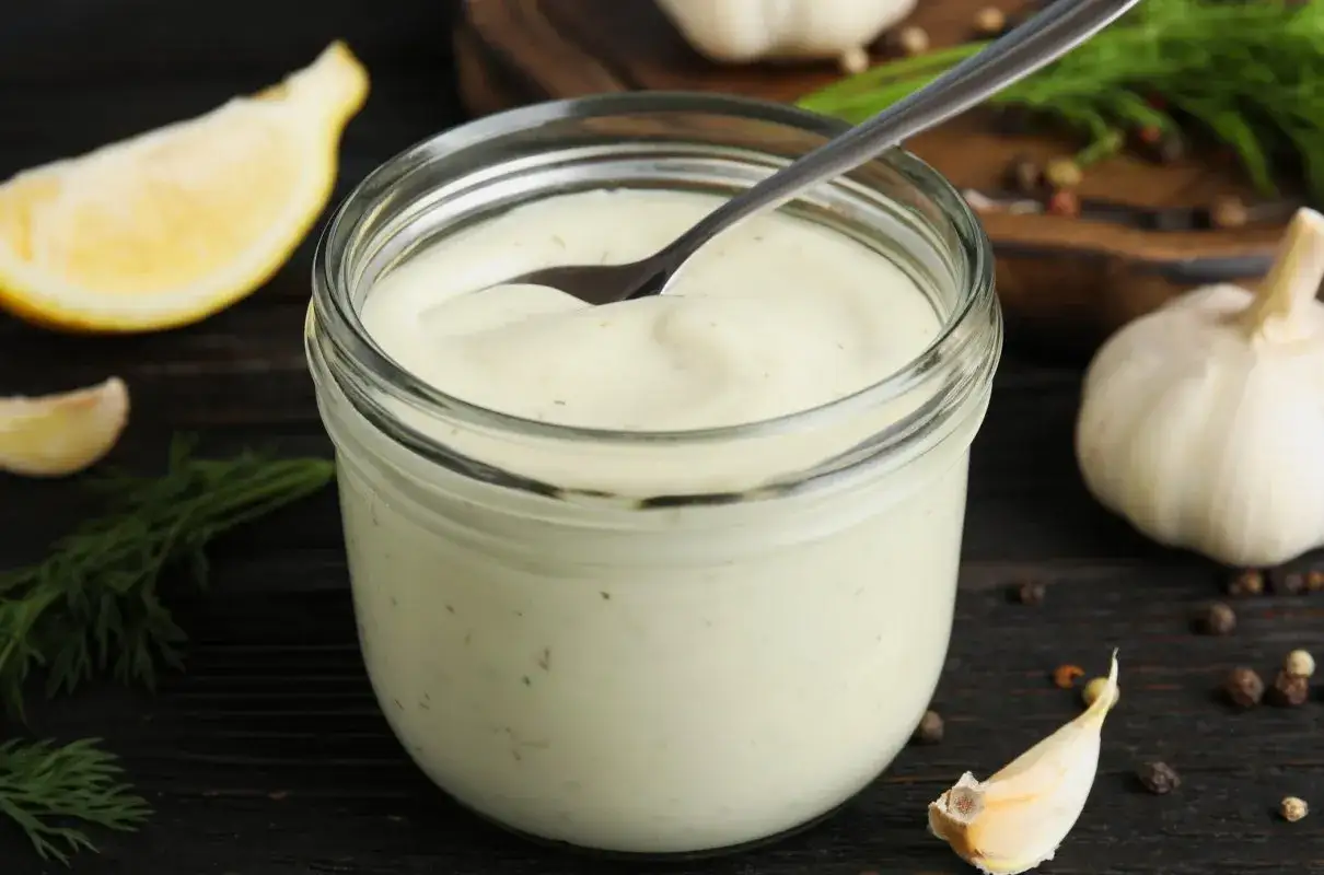 Aioli bez jajek: Jak zrobić kremowy sos czosnkowy krok po kroku?