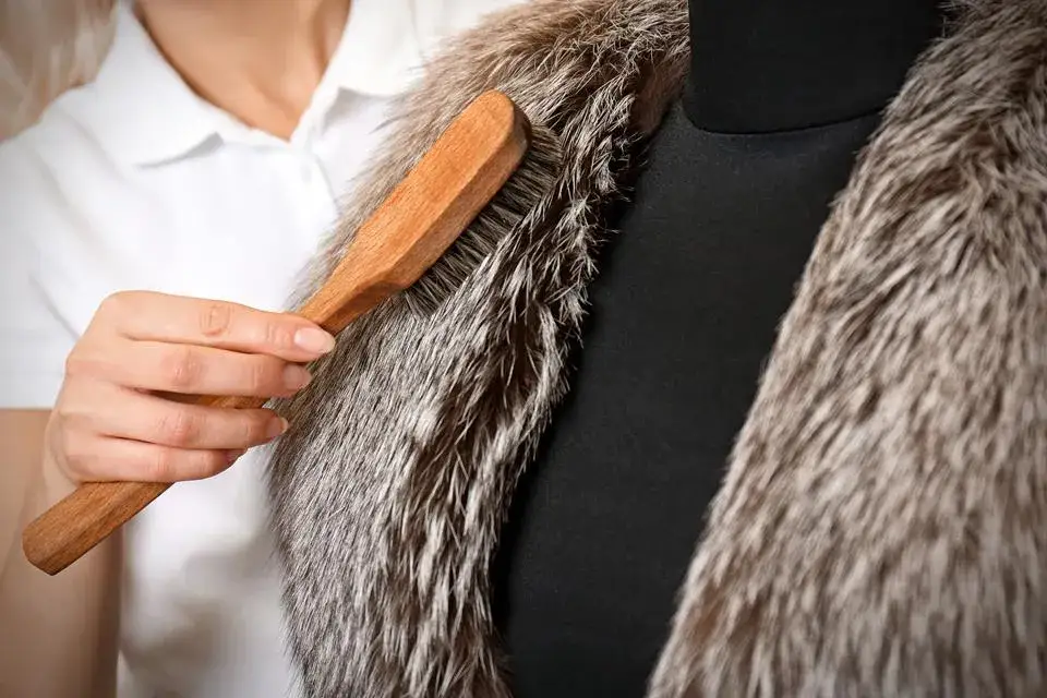 Jak skutecznie wyczyścić czapkę z lisa bez uszkodzenia futra – proste porady