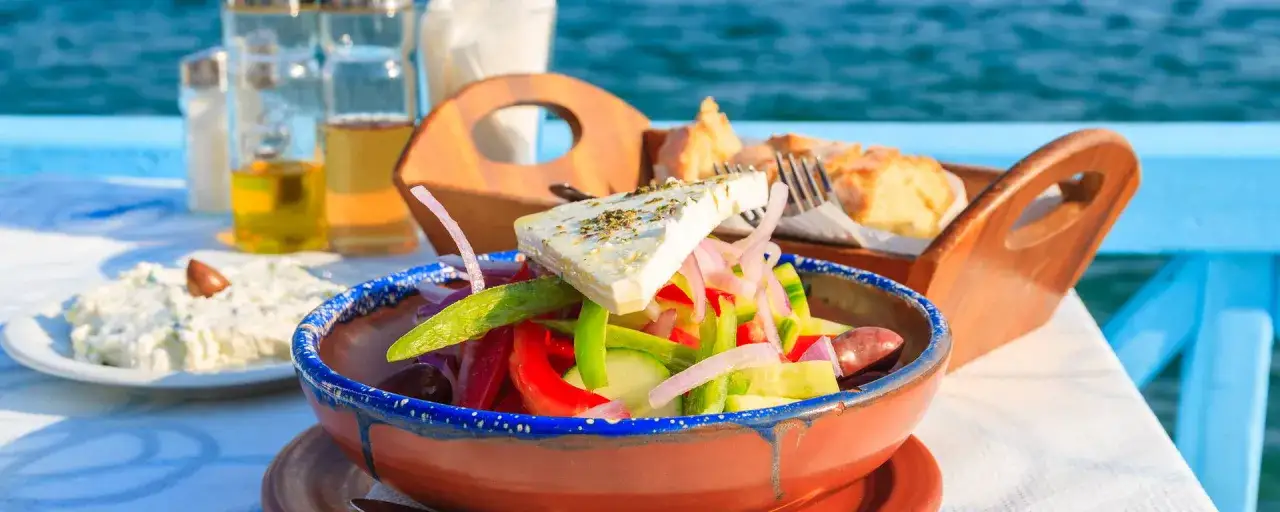 Najlepsze dania w Grecji: co warto zjeść i gdzie spróbować lokalnych przysmaków