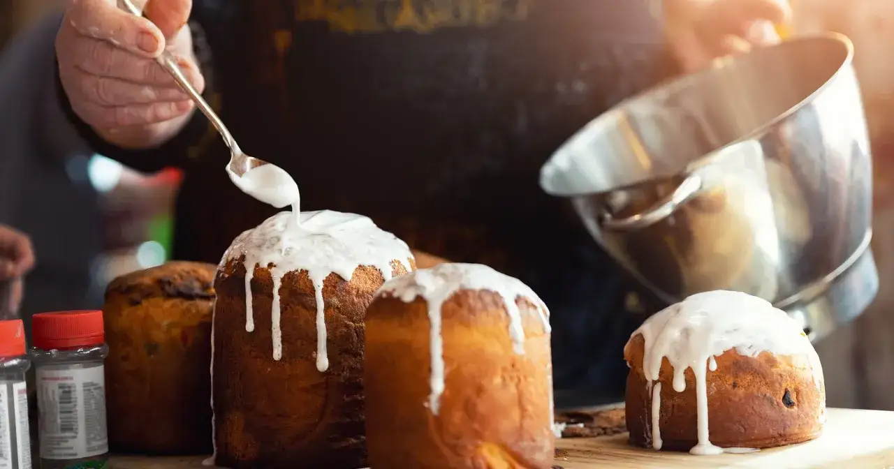 Ozdabianie tradycyjnych ukraińskich ciast lukrem. Przepisy na pyszne wypieki.