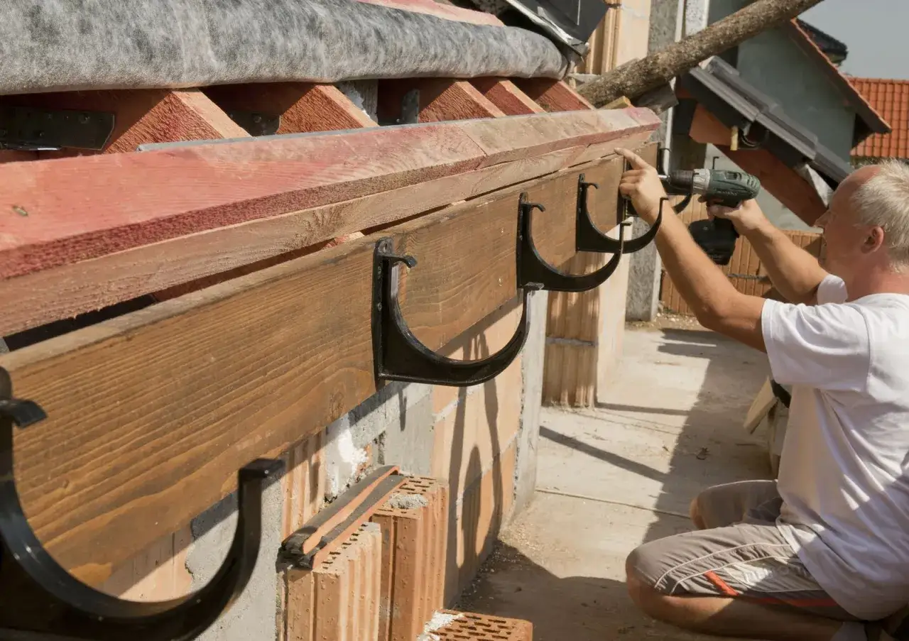 Rozstaw haków rynnowych PCV: jak montować, by służyły latami?