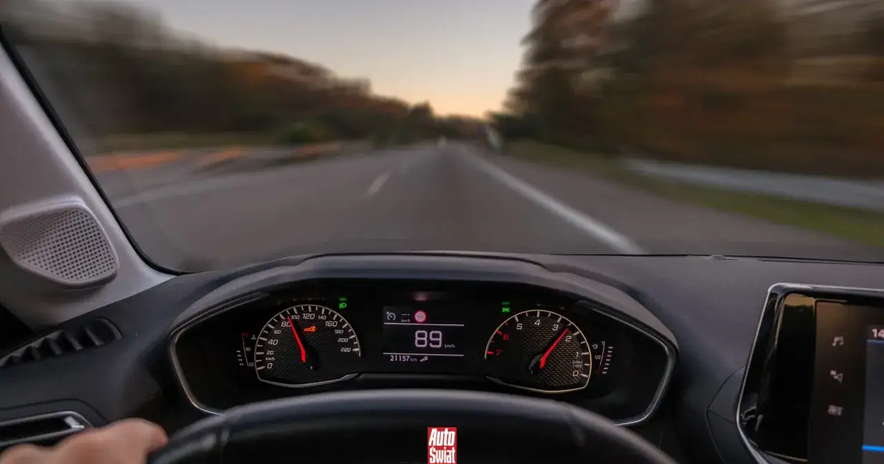 Ruszanie z piskiem opon: Instrukcja, ryzyko i mandat w Polsce