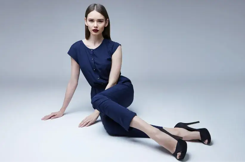 Buty do granatowego kombinezonu: idealne połączenia na każdą okazję