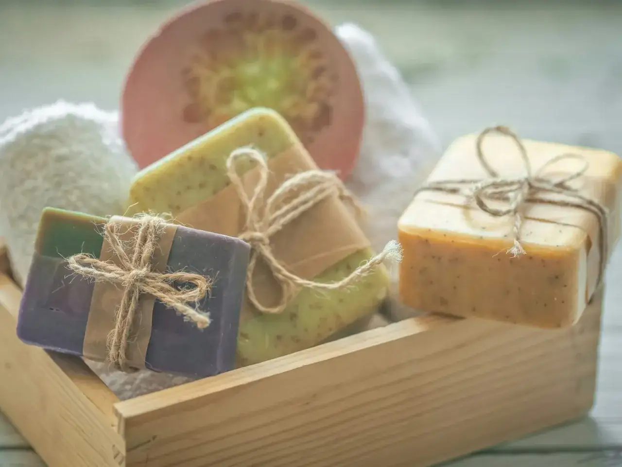 Ręcznie robione mydła glicerynowe w drewnianej skrzynce. Idealne do domowego spa, pokazują, jak zrobić mydło glicerynowe.