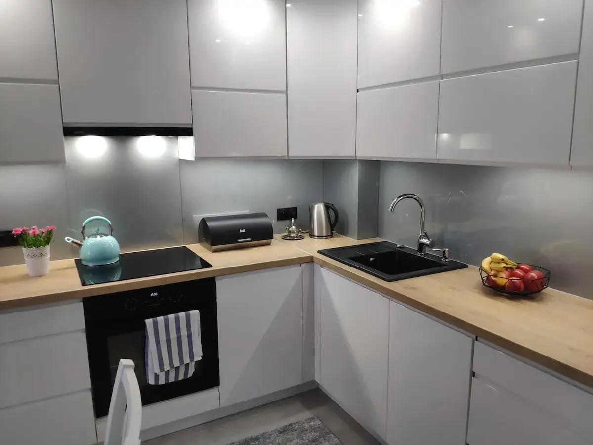 Jak zagospodarować przestrzeń nad szafkami kuchennymi i zyskać więcej miejsca