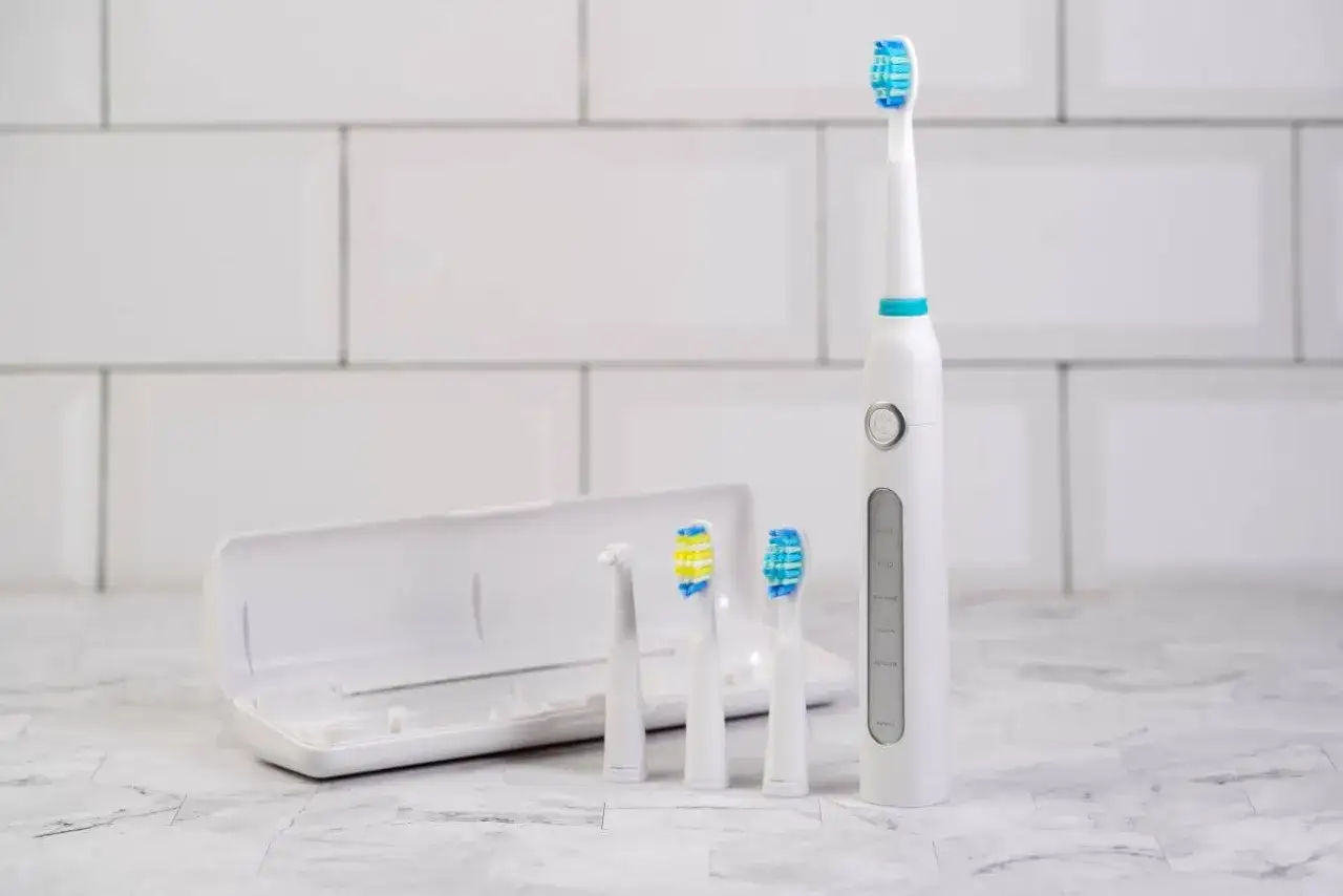 Mycie zębów szczoteczką soniczną: Opanuj technikę dla zdrowia!