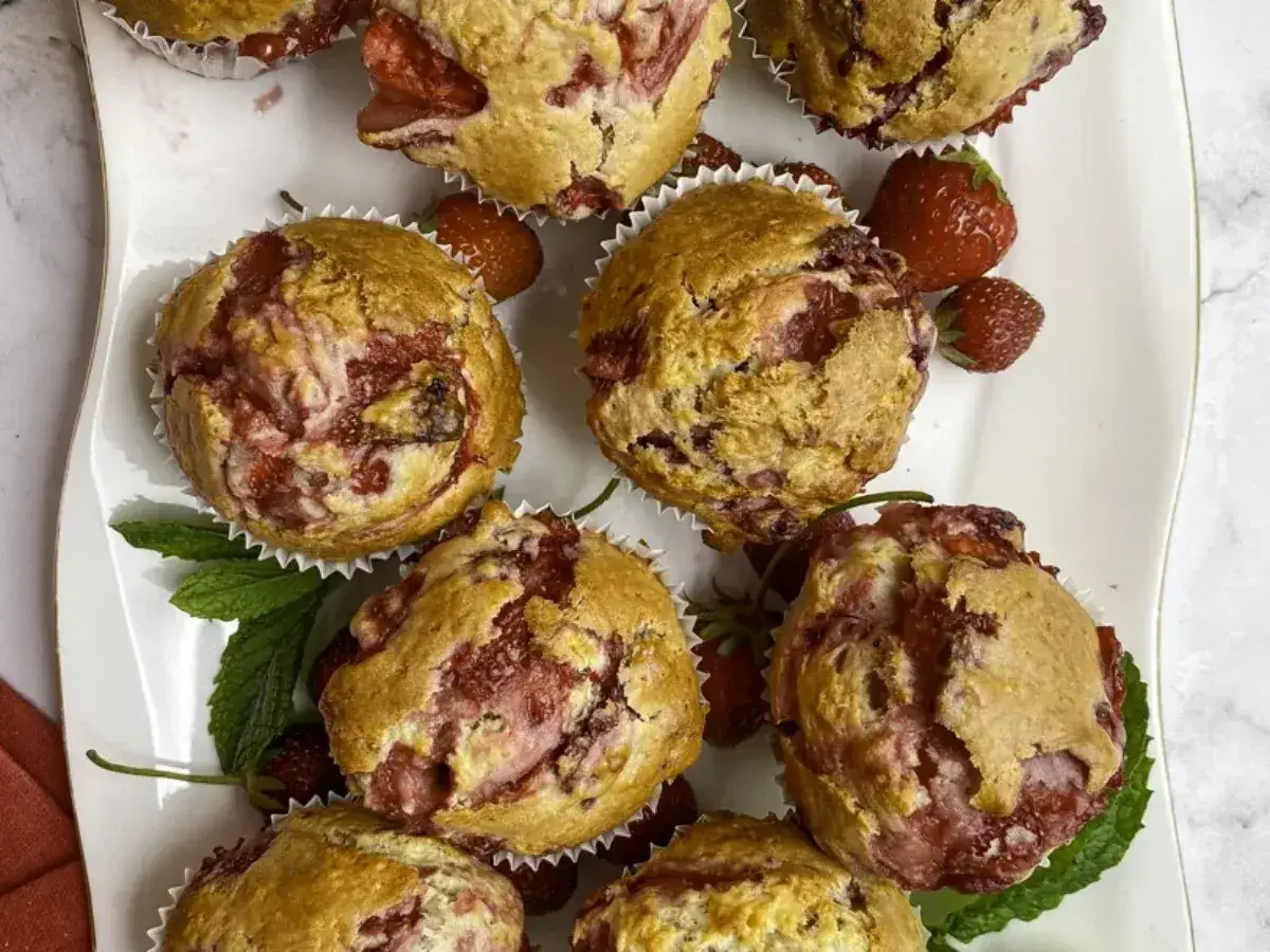 Pyszne, domowe muffinki z truskawkami. Idealny przepis na zdrowe muffinki, które zachwycą każdego.